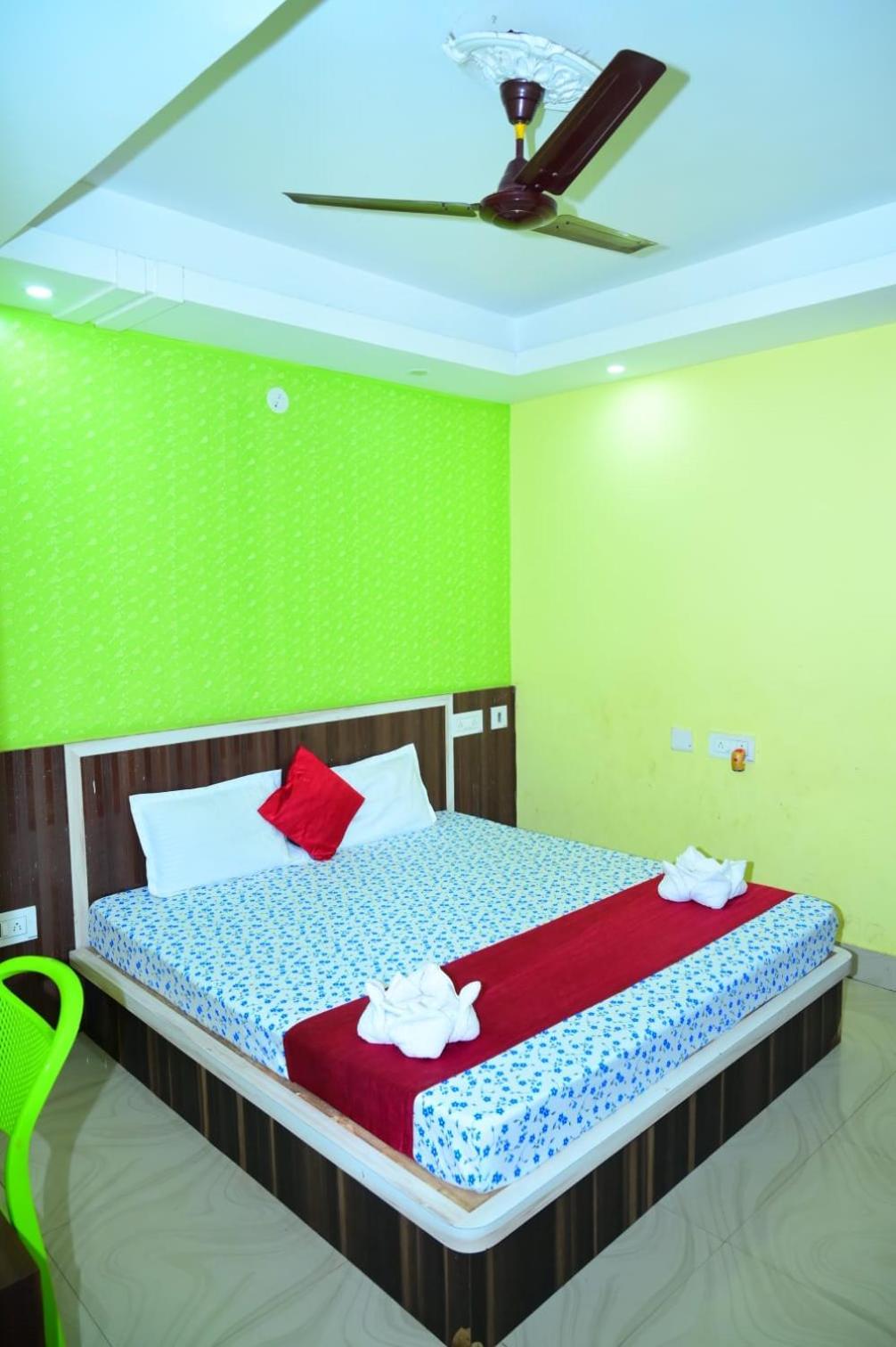 Near Golden And Temple - Sashi Puri, Air-conditioned-with-wifi-and Parking Facilities Hotel Puri
