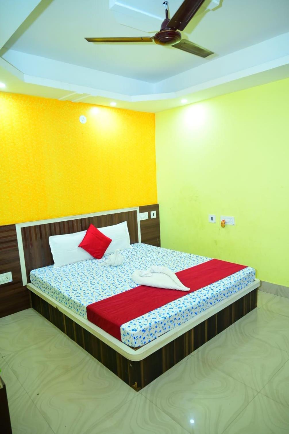 Near Golden And Temple - Sashi Puri, Air-conditioned-with-wifi-and Parking Facilities